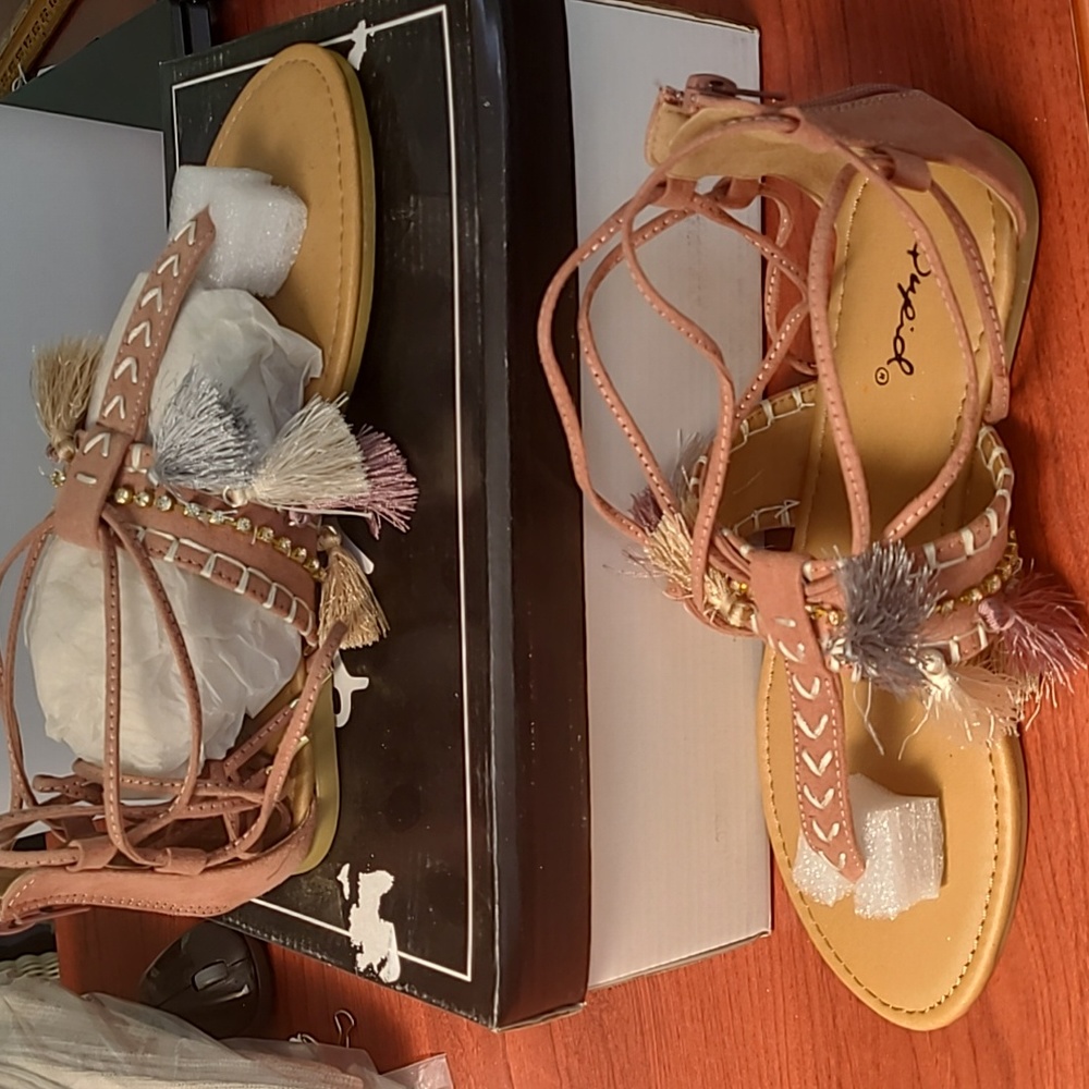 New in box! Qupid Archer Womens 7 ankle strap suede sandals boho bling & tassels